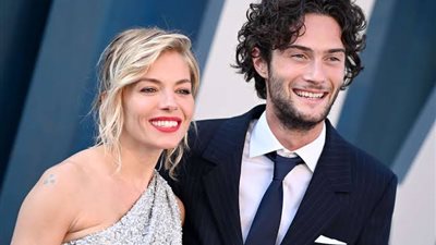 سيينا ميلر تكشف مفاجأة حول فارق السن مع والد طفلتها (صور)