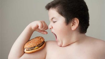 4 أخطاء تجنبيها عند التعامل مع طفلك البدين