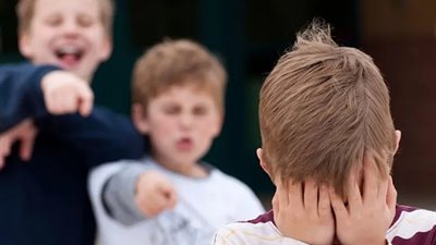 4أخطاء تربوية تحول ابنك إلى طفل متنمر 