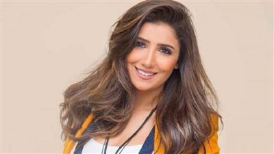 مي عمر بإطلالة جريئة وفستان فوق الركبة بمسافات (صور)