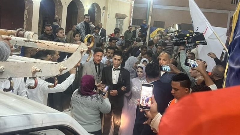 عروسان يصوتان بملابس