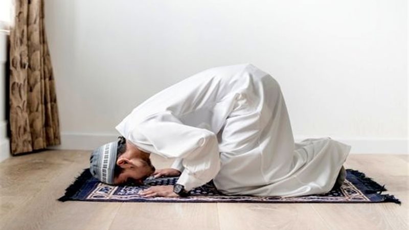 ما حكم وضع سترة أمام