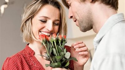 لماذا يعشق الرجل الفتاة خفيفة الدم؟ (إنفوجراف)