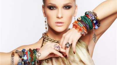 5 قواعد لتنسيق إكسسوارات الحفلات لإطلالة أنيقة