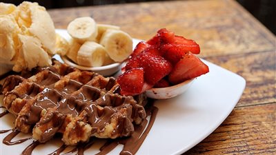 طريقة عمل الوافل بالفواكه والشوكولاتة