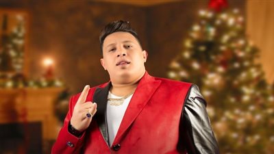 شخصان يحملان حمو بيكا ويصعدان به السلم.. وهكذا علق (فيديو)