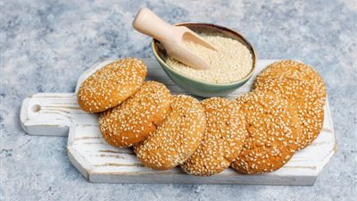 طريقة عمل بسكويت السمسم اللذيذ