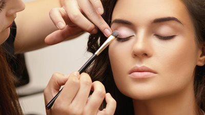 خطوات تطبيق مكياج ترابي ناعم (صور)