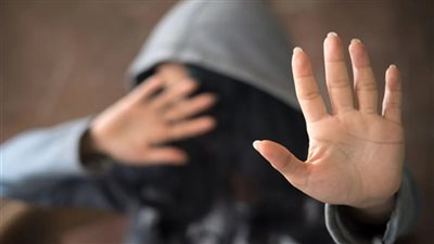 أب يهتك عرض ابنته بالقوة بعدما رفضت خلع ملابسها في المنصورة