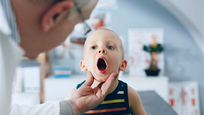 كيف تتصرفين إذا ابتلع طفلك عملة معدنية؟ 