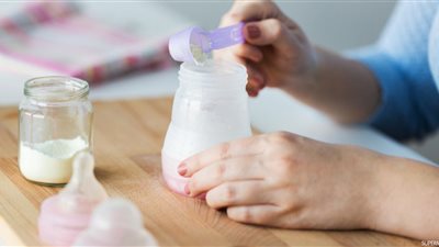 5 إسعافات أولية للطفل الذي تناول حليب فاسد