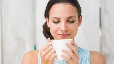 3 مشروبات لعلاج خشونة الصوت 