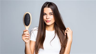 تفسير حلم تساقط الشعر في المنام للعزباء والحامل