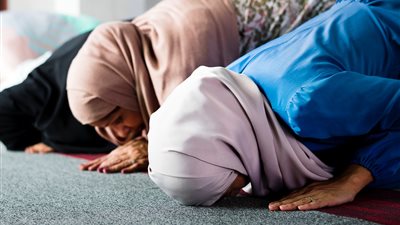 ما حكم صلاة المرأة بملابس ضيقة؟ «الإفتاء تُجيب»