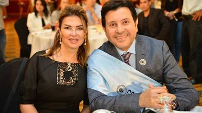 هاني شاكر عن زوجته: «مبتتكسفش وانتقادها لاذع» (صور)