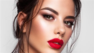 مكياج السبعينيات يعود بقوة لموسم شتاء 2024 | إليك أسرار تطبيقه