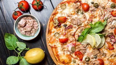 طريقة عمل البيتزا بالتونة في 5 خطوات 