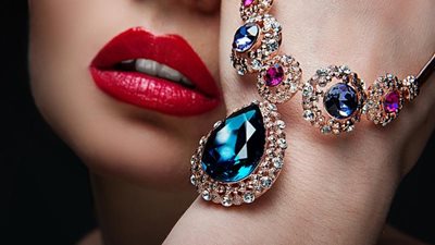 تفسير رؤية العقد في المنام للعزباء والمتزوجة