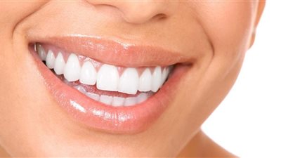 3 فوائد لقشر البرتقال لتبيض الأسنان 