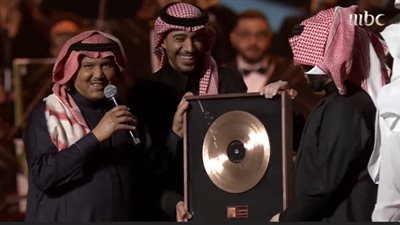 إسطوانة ذهب.. محمد عبده يتبرع لأطفال غزة بهدية تركي آل الشيخ | فيديو