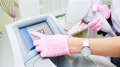 حكم إزالة شعر العانة بالليزر على يد طبيبة
