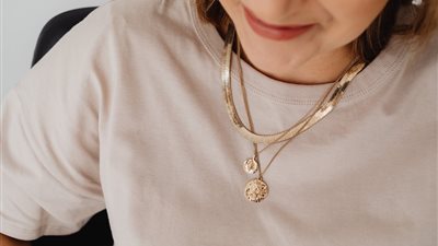 تفسير رؤية السلسلة الذهب في المنام للعزباء والحامل