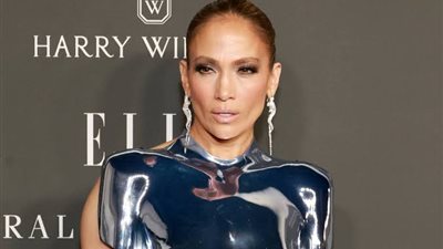 جينيفر لوبيز تتألق في رأس السنة مع بيجاما بيتي مثيرة (صور) 