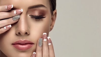 تفسير رؤية الأظافر الطويلة في المنام للعزباء والمتزوجة 