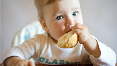 كيف تتصرفين إذا ابتلع طفلك عملة معدنية؟ (إنفوجراف)