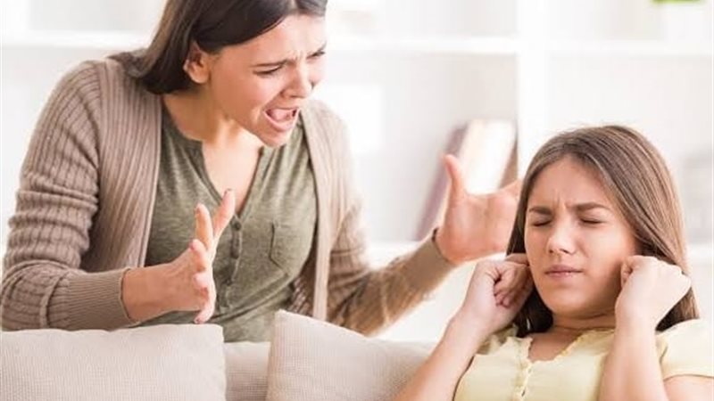 ام تعنف بنتها