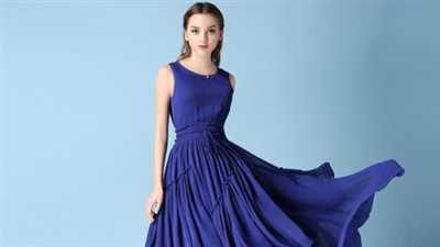 تفسير حلم ارتداء الفستان الأزرق في المنام للعزباء والمتزوجة