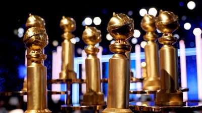 سقوط مغني أمريكي شهير على الدرج بحفل توزيع جوائز جولدن جلوب 2024