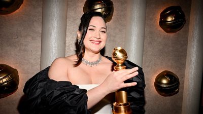 ليلى جلادستون.. أول امرأة من السكان الأصليين تفوز بجائزة جولدن جلوب 