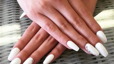  مجموعة ألوان مناكير بيضاء لشتاء 2024 | صور