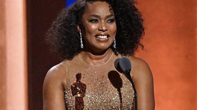 إنجيلا باسيت تحصل على جائزة الأوسكار الفخرية وتوجه رسالة (صور)