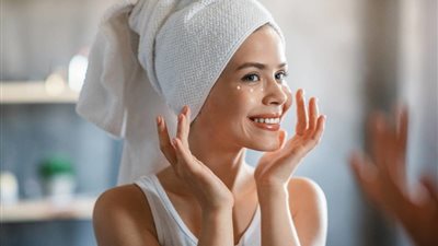 خطوات ترطيب البشرة قبل المكياج لإطلالة جذابة