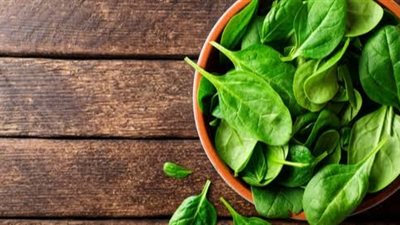 3 فوائد ذهبية تقدمها السبانخ لصحة شعرك وحيوته