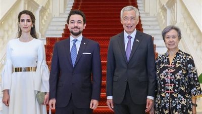 الأميرة رجوة تخطف الأنظار في أول زيارة مع ولي العهد الأردني (صور)