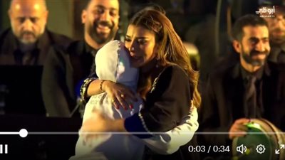 رد فعل أصالة عند صعود طفل إلى المسرح أثناء غنائها (فيديو)