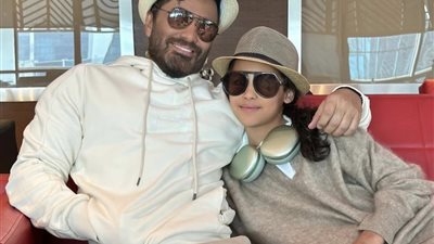 تامر حسني يشارك الجمهور موقفا كوميديا جمعه بابنته بسبب البطاطس