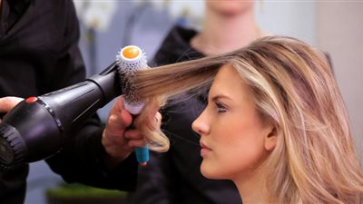 ما حكم تصفيف شعر المرأة عند مصفف رجل؟ «الإفتاء تُجيب»