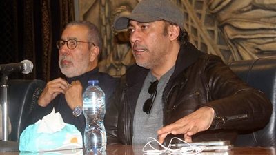 عمرو مصطفى يتورط في مشاجرة عنيفة بمؤتمر المؤلفين والملحنين (فيديو)