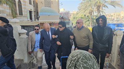 انهيار الفنان محمد منير في جنازة شقيقته (صور) 