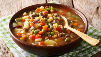 طريقة عمل شوربة اللحم المفروم بالخضروات