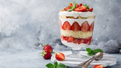 طريقة عمل ترايفيل الفراولة مع كيك الفانيلا