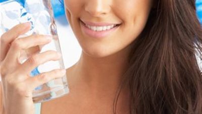 5 فوائد مذهلة لتناول كوب ماء دافئ على معدة فارغة