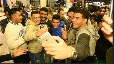 أحمد العوضي و فريق الزمالك في إحدى السينمات لمشاهدة فيلم الإسكندراني 