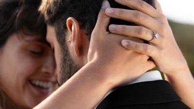 كيف تصبحين غامضة مع الرجل؟ 3 حيل سحرية