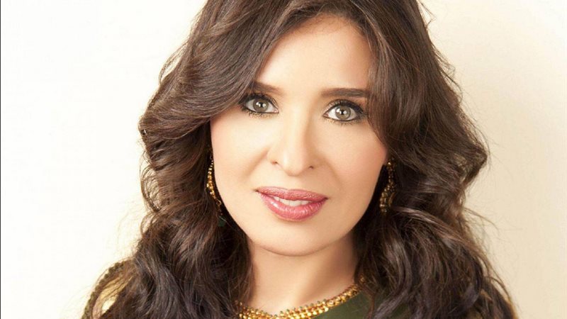الفنانة دينا