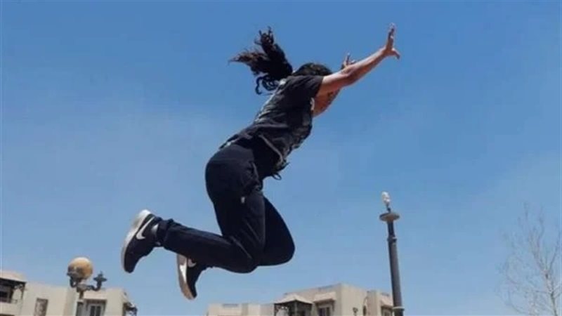 فتاة تلقي بنفسها